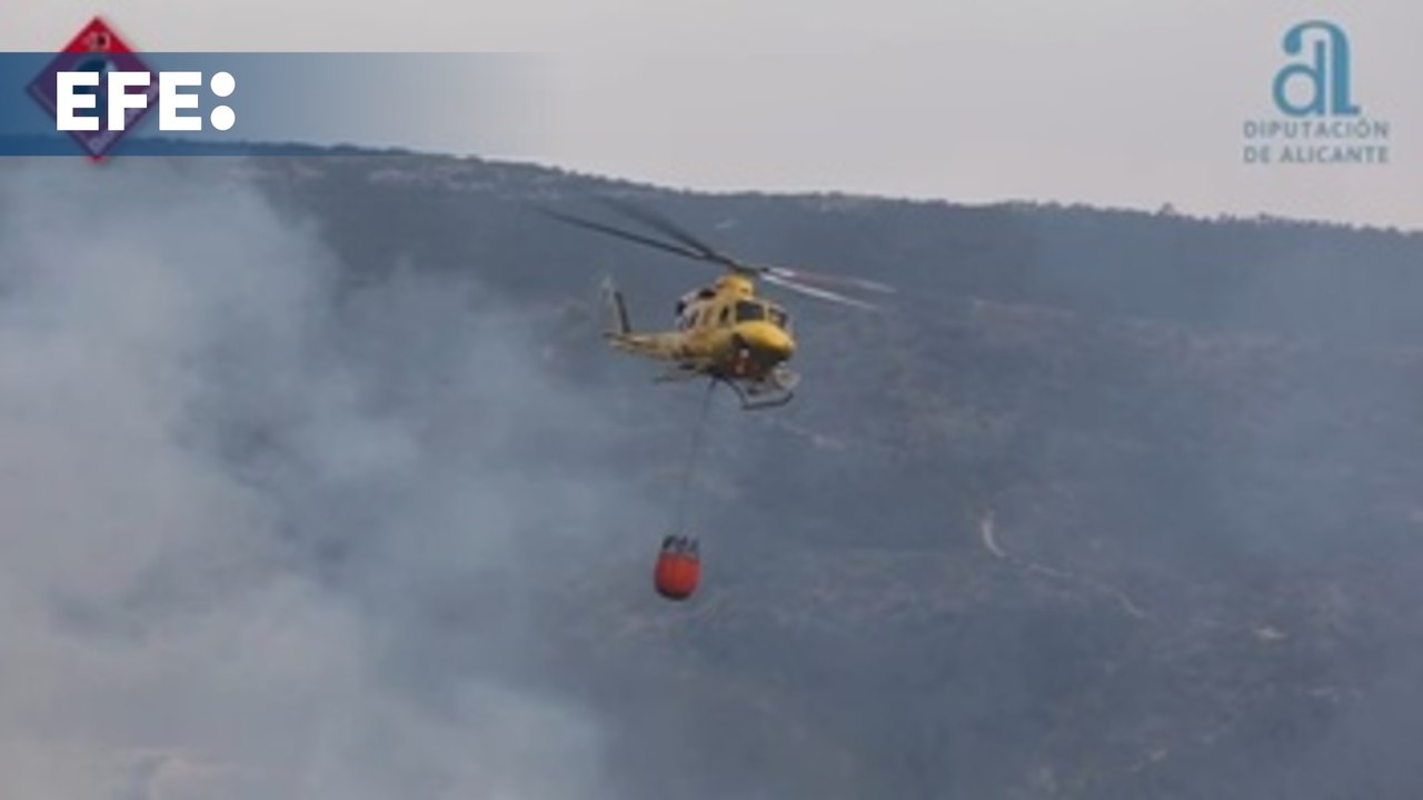 Se reincorporan los medios aéreos al incendio de Ibi (Alicante), que ha sido perimetrado