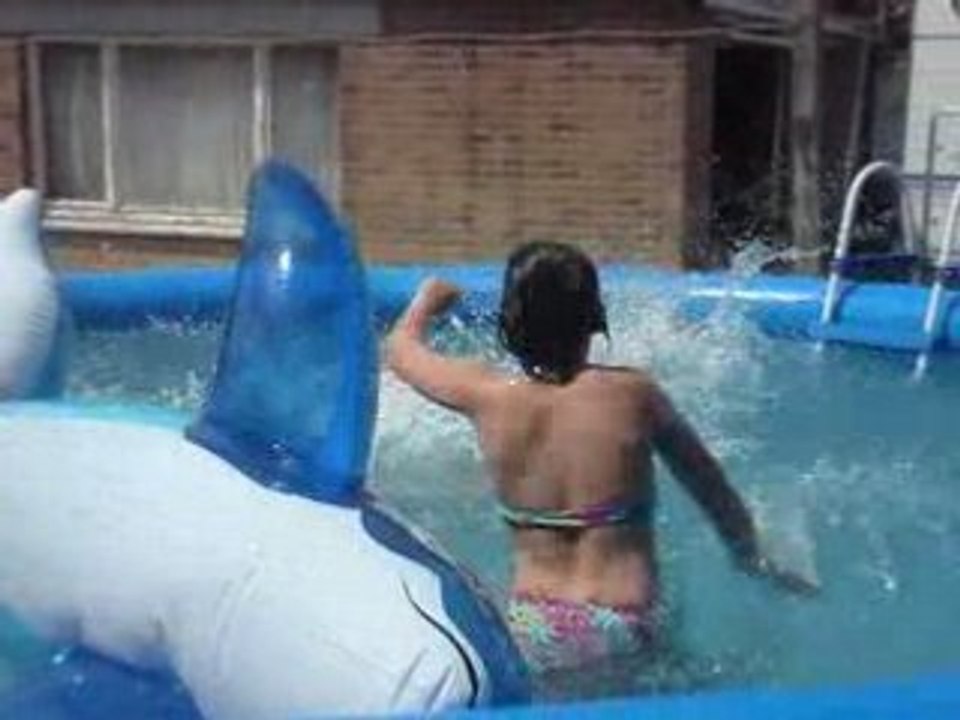 DANS LA PISCINE DU JARDIN