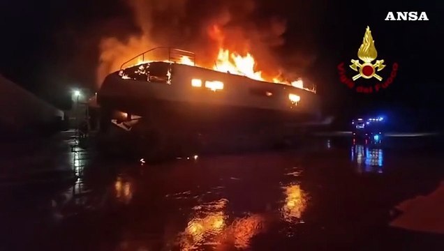 Fiamme in un cantiere nautico a Olbia, distrutto un catamarano