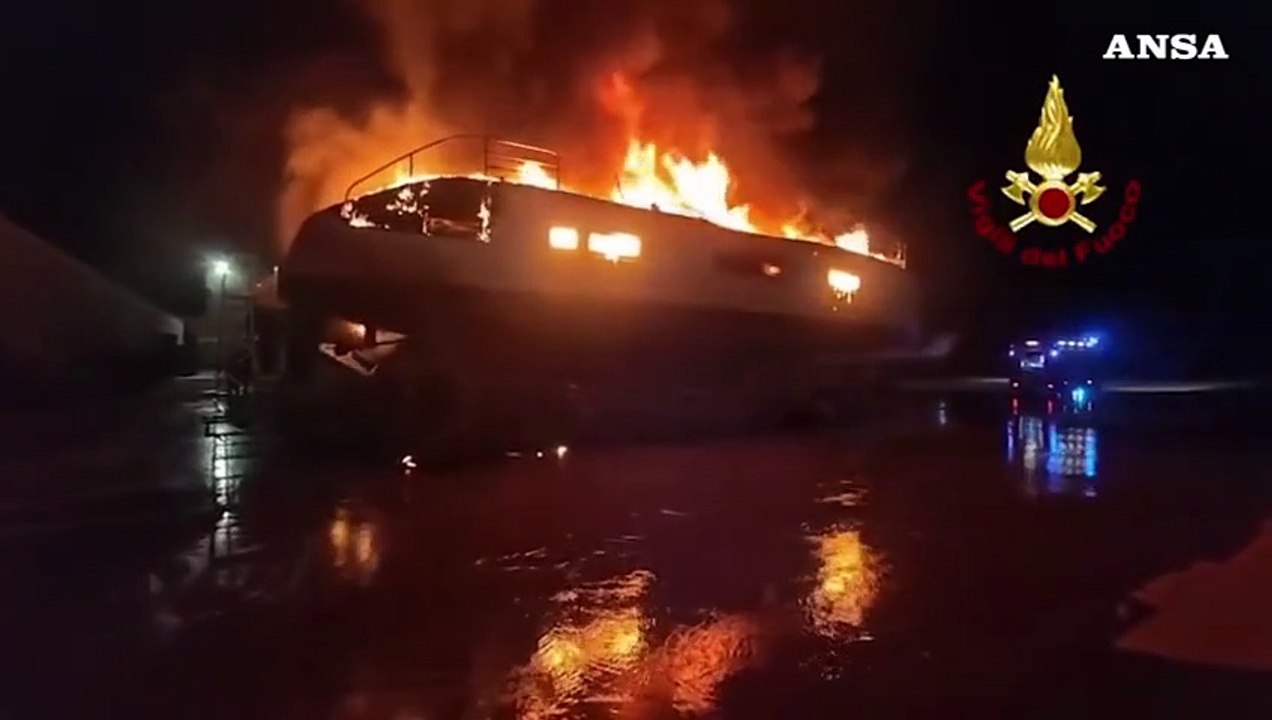 Fiamme in un cantiere nautico a Olbia, distrutto un catamarano