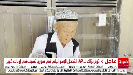 شاب صيني يعزف على "الراوب" في سوق شعبي لتعريف السياح بثقافة الأيغور