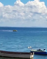 Carro aquático chama atenção em praia de Salvador