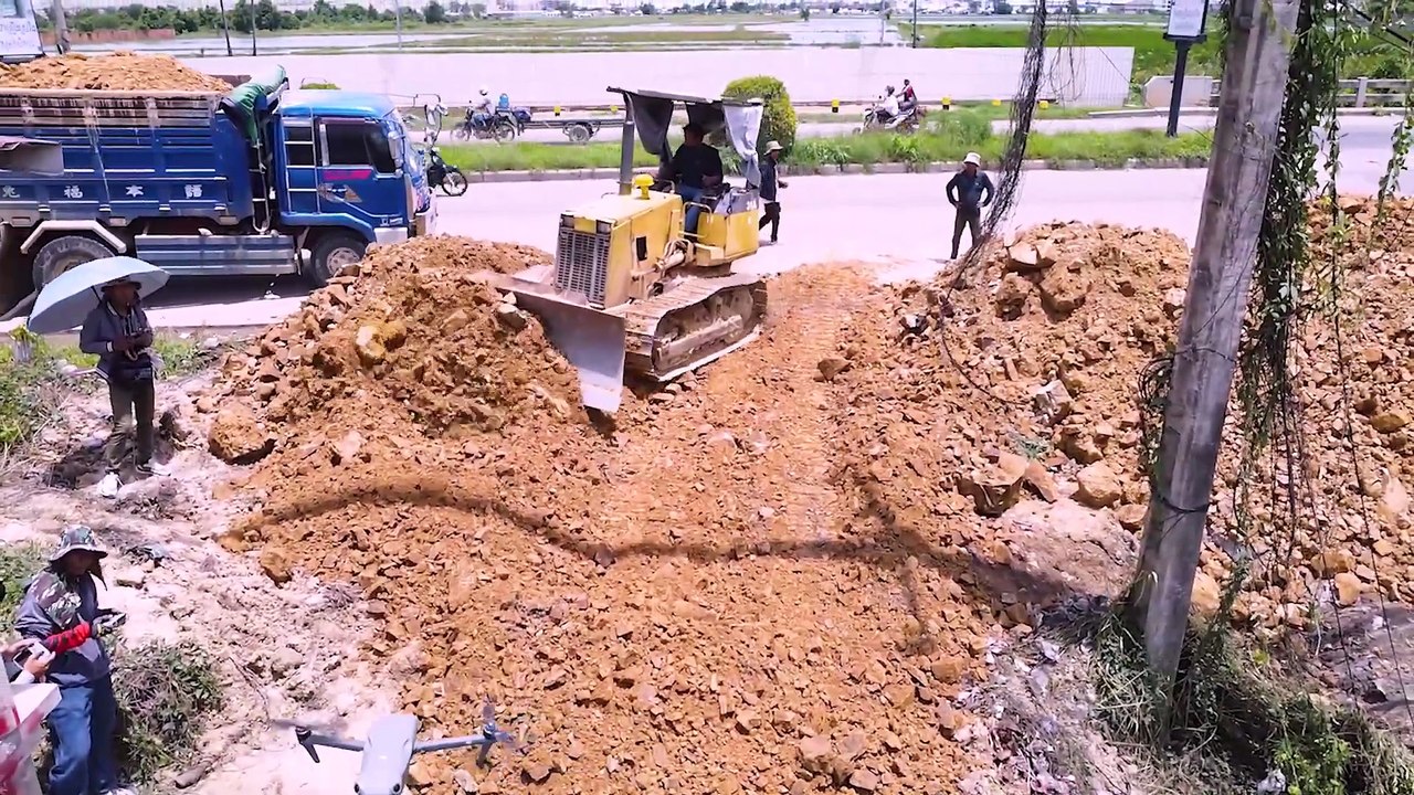 Transforming Dirty Land Dump Truck Soil Uploading & Bulldozer Skills!
