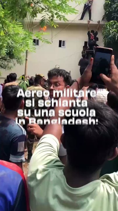 Aereo militare si schianta su una scuola in Bangladesh: strage di studenti a Dacca