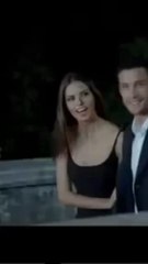 Cristian De Sica vestito da vigele urbano multa ragazza che si butta dentro una fontana pubblica - Spot Tim estate anni 2000