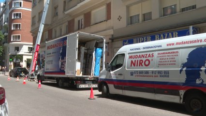 Camiones de mudanza en el domicilio de Santos Cerdán en Madrid
