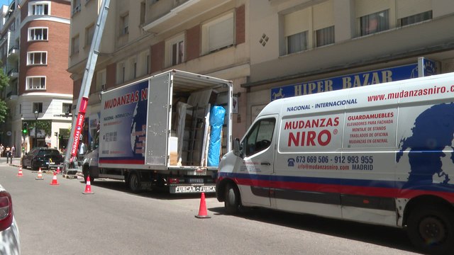 Camiones de mudanza en el domicilio de Santos Cerdán en Madrid