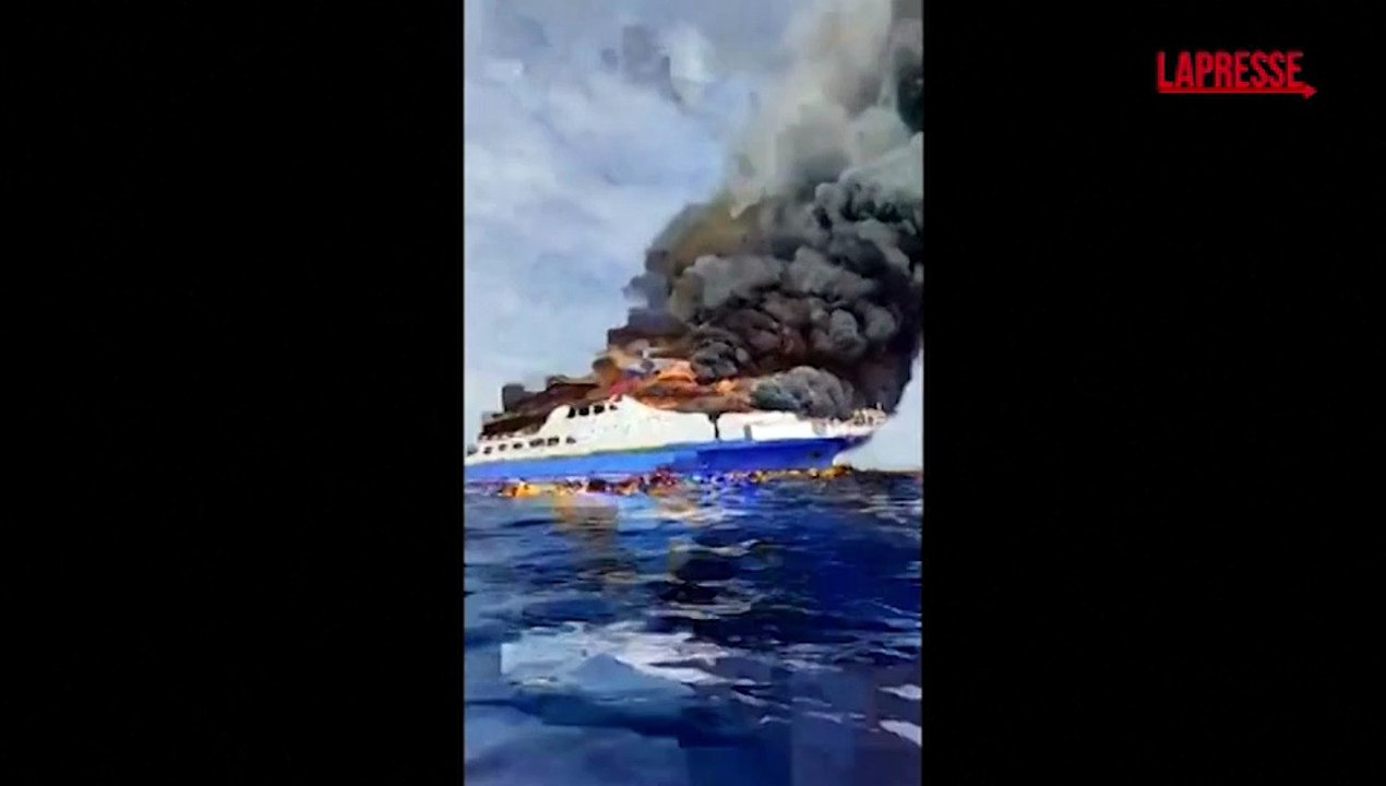 Indonesia, incendio traghetto: le immagini dell'imbarcazione in fiamme e dei passeggeri che cercano la salvezza in acqua