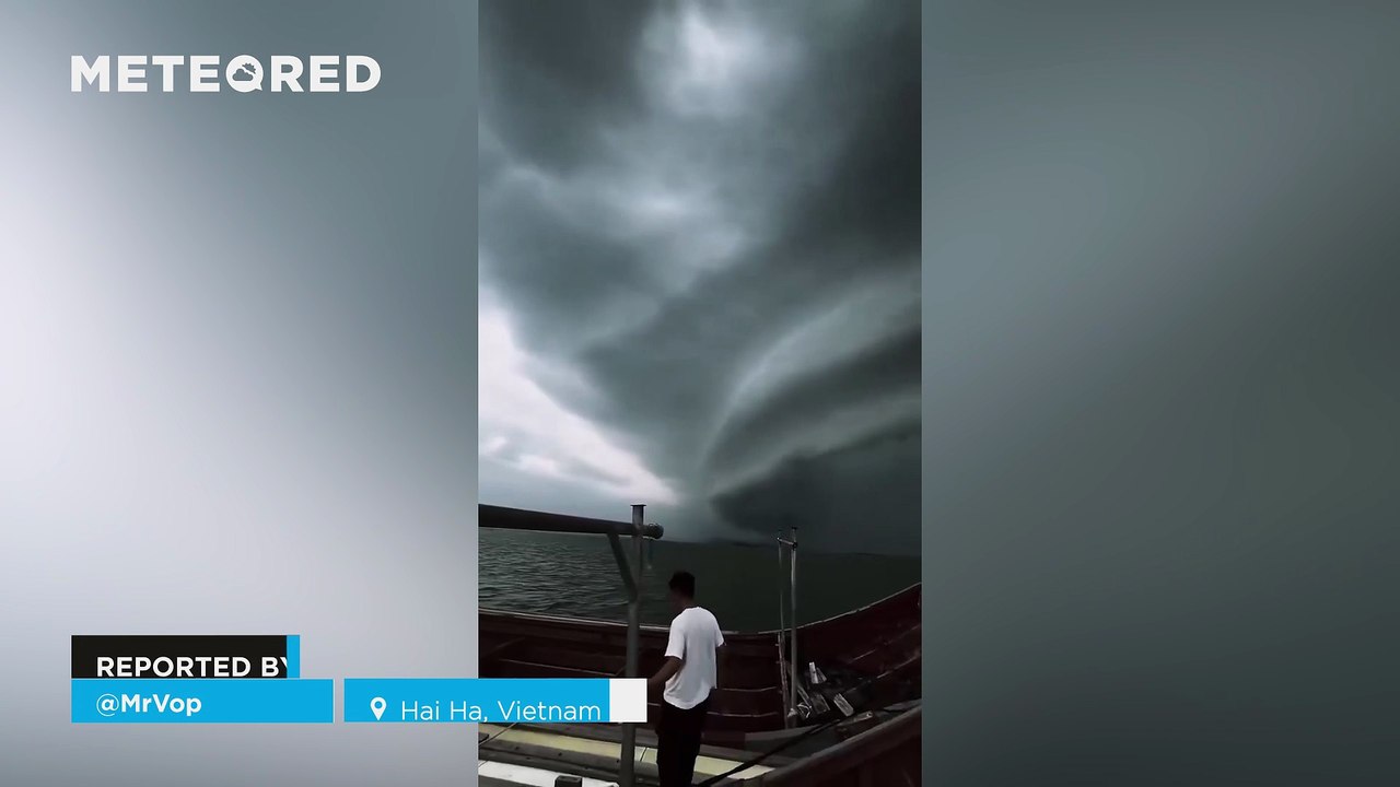 A terrifying shelf cloud covers the sky over Hai Ha, Vietnam! Locals were stunned by this impressive phenomenon
