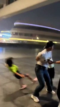 Tufão Wipha atinge cidade chinesa e arrasta até criança com força dos ventos