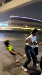 Tufão Wipha atinge cidade chinesa e arrasta até criança com força dos ventos