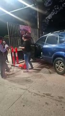 Conductora pelea con policías en entrada de residencial