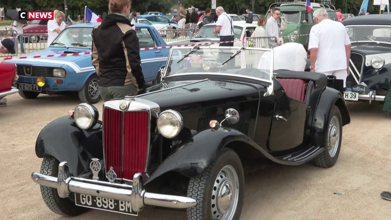 Paris : des centaines de voitures anciennes défilent dans la capitale