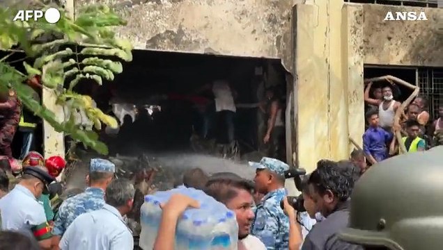 Bangladesh, aereo militare si schianta su una scuola: almeno 16 morti