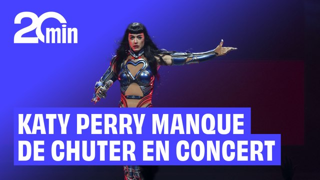 Katy Perry manque de chuter en plein concert