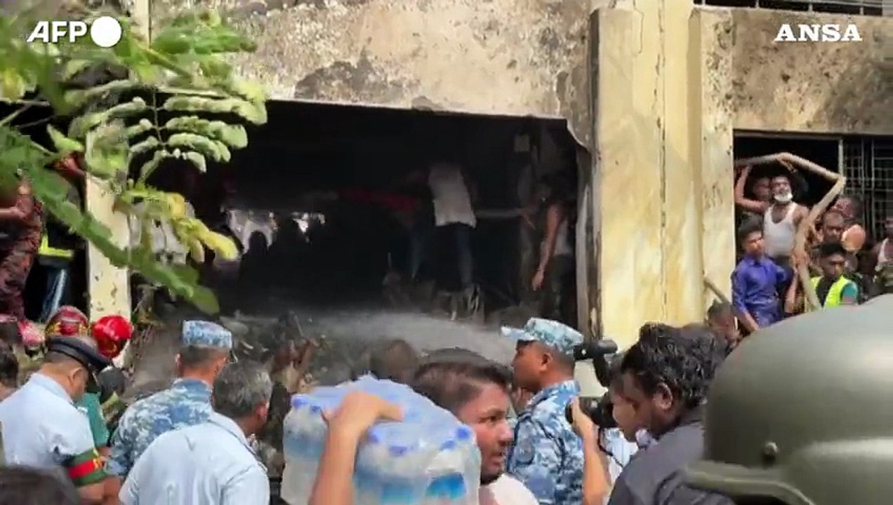 Bangladesh, aereo militare si schianta su una scuola: almeno 16 morti