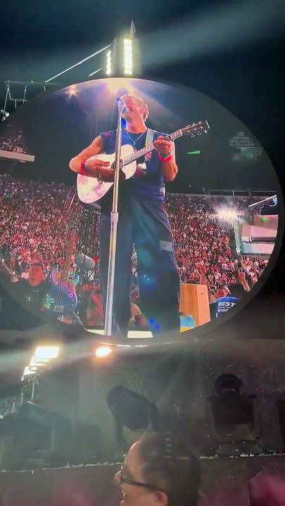 Après le scandale de l'adultère lors du concert de Cold Play, le chanteur Chris Martin, hilare, prévient désormais son public : "Attention, nous allons faire une Kiss Cam ! Vous allez être sur les écrans !"