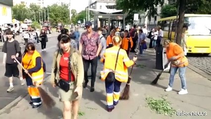 Il ministro francese Barrot sui luoghi colpiti dai droni russi a Kiev