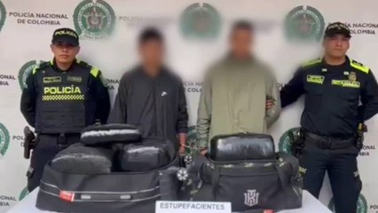 Sorprenden a hombres escondiendo gran cantidad de marihuana en un taxi en Bogotá