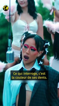 Les dents noires, la tradition qui s’invite dans la pop culture