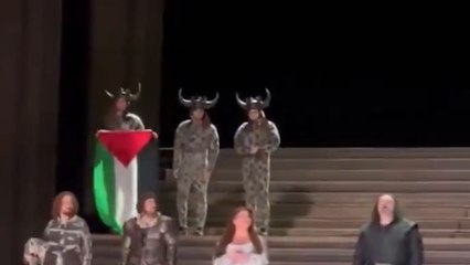 Londra'da bir sanatçı Kraliyet Opera Evi'nin sahnesinde Filistin bayrağı açtı