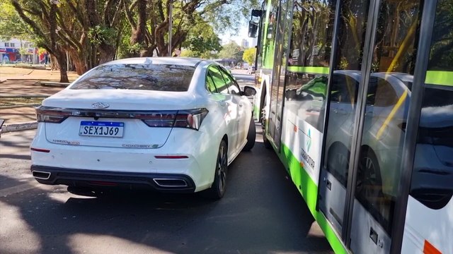 Ônibus e Arrizo se envolvem em colisão na Avenida Brasil