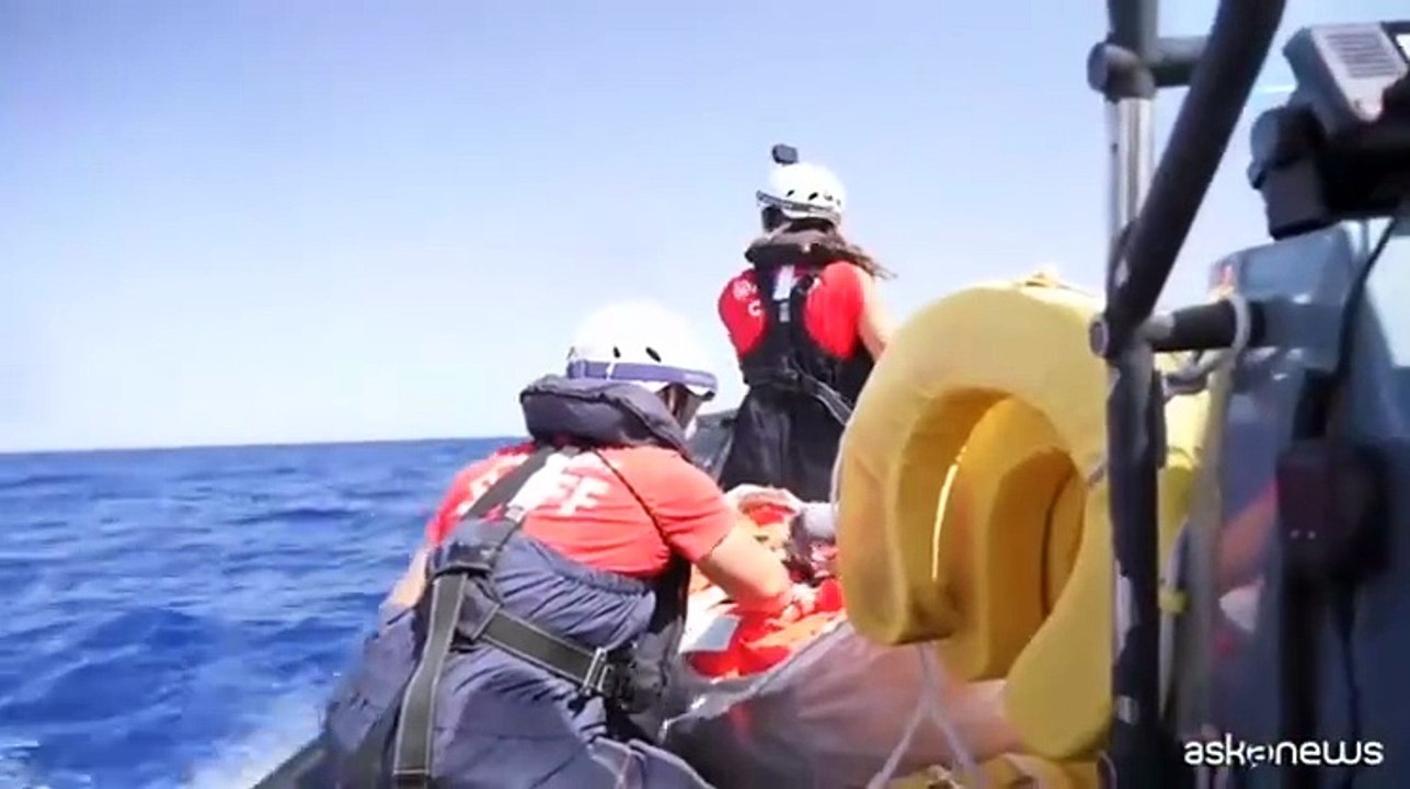 La Life Support di Emergency soccorre 50 migranti in zona Sar libica