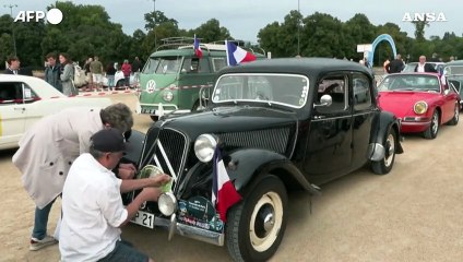 Parigi, 650 veicoli d'epoca attraversano la citta'
