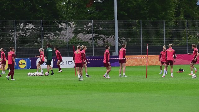 Die deutsche Frauenfußball-Nationalmannschaft trainiert für das Halbfinale der Europameisterschaft gegen Spanien.