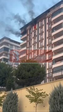 Şanlıurfa’nın Karaköprü ilçesinde bir apartmanın son katındaki dairede çıkan yangın paniğe neden oldu. İtfaiye ekiplerinin yangına müdahalesi sürüyor.