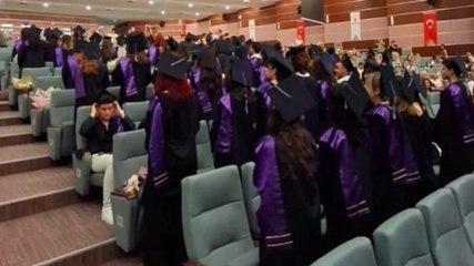 Hacettepe Üniversitesi öğrencilerinden diploma töreninde ders gibi protesto