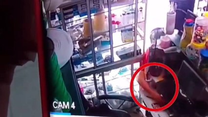 VIDEO | Tres personas protagonizaron millonario robo que duró pocos segundos en Bogotá