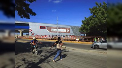 Aceras bloqueadas y calles sin cruces seguros en la línea 2C del metro