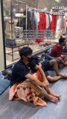 Ils campent devant ce magasin pour offrir des vêtements à des enfants dans le besoin
