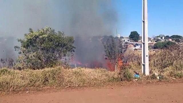 Incêndio atinge área de vegetação e mobiliza Corpo de Bombeiros no bairro Sanga Funda, em Cascavel