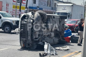 Volcadura en Monterrey deja un lesionado