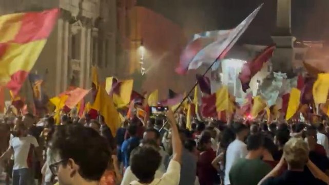 Roma, invasione giallorossa a piazza Navona per i 98 anni del club