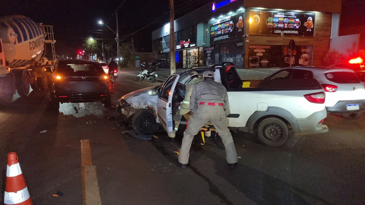 Batida entre Strada e HRV deixa dois feridos na Rua Jorge Lacerda