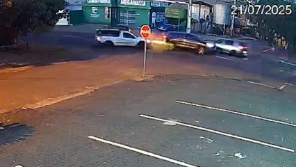 Câmera flagra batida entre Strada e HRV na Rua Jorge Lacerda