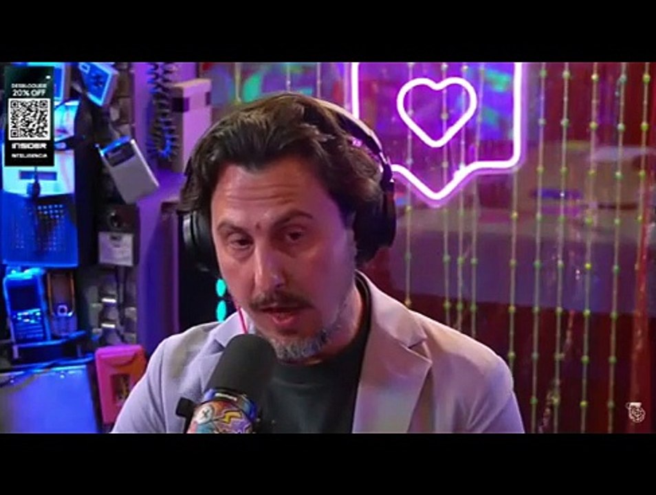 VÍDEO - Paulo Figueiredo perde a linha em entrevista ao lado de Eduardo: "Vai lá com suas negas"