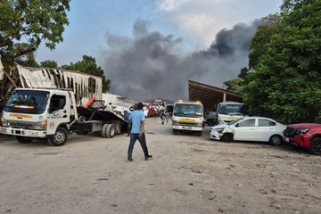Mega incendio destruye retén de autos en Villahermosa, Tabasco | VIDEO