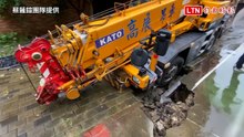 吊車經過竹北中正國小籃球場地面突塌 議員籲全面開挖檢測（蔡蕥鍹團隊提供）