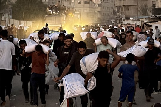 Crowds run to grab bags of flour in northern Gaza