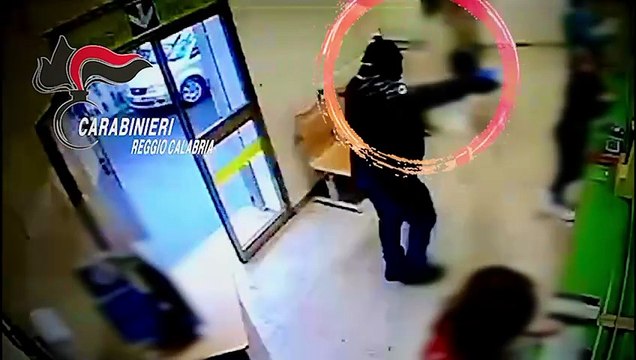 Rapine con pistole, taser ed esplosivi: arrestata la coppia del terrore di Rosarno