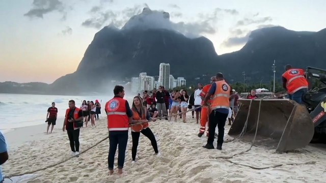 Dead humpback whale washes ashore on popular Rio beach