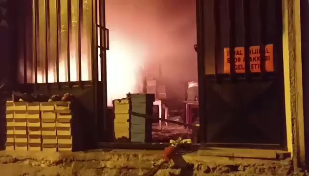 Şanlıurfa’nın Eyyübiye ilçesine bağlı Pınarbaşı Mahallesi’nde gece saatlerinde çıkan yangın, bir iş yerini küle çevirdi. Henüz belirlenemeyen bir nedenden dolayı başlayan yangın paniğe neden oldu.