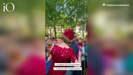 Rosso di giorno, in volo di sera: i royal look di Mathilde del Belgio per la Festa nazionale