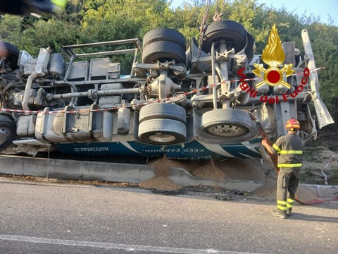 Camion ribaltato sulla SS 128 a Nurallao
