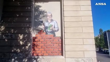 Beppe Sala "si mura" nel nuovo murale di aleXsandro Palombo