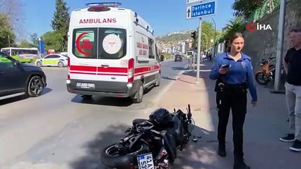 Trafik ışıklarında kaza: Motosiklet yayaya çarptı
